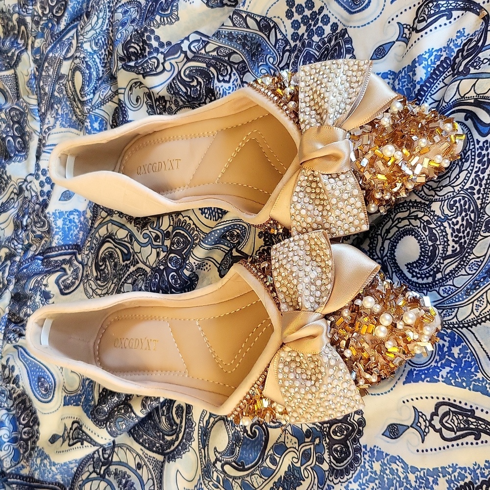 NWOT  QXCGDYXT bead encrusted flats with bow